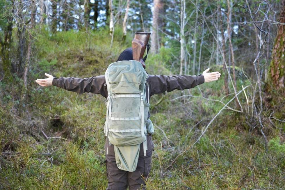 En våpensekk gjør det mer behagelig å bære rifla lenge. Du kommer likevel raskt til skudd da de beste sekkene har gode mekanismer for å låse ut børsa. våpensekk, jegersekk, riflesekk