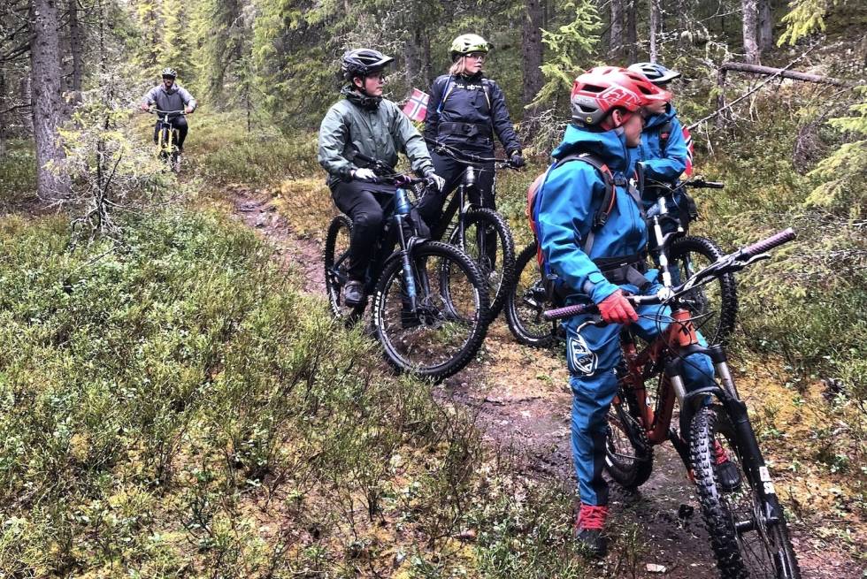 GOD STEMNING: Stisykkeltog i den 17-mai-stien som Værfast guidene fant og merket i fjor blir en tradisjon. Foto: Julia Hamre 17-mai-stien Ringebu