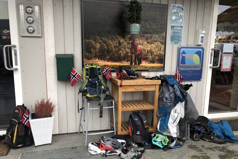 TIL TØRK: Selv om stisyklistene hadde opphold underveis i stisykkeltoget, måtte både flagg og utstyr til tørk etter eventen. Foto: Julia Hamre 17-mai-stien Ringebu