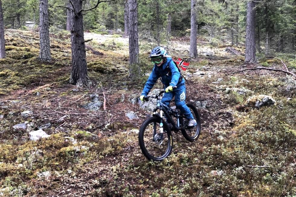 FINE FORHOLD: Til tross for regn både før og etter turen, var det oppholdsvær mens stisyklistene feiret nasjonaldagen i 17.-mai-stien i Ringebu. Foto: Julia Hamre 17-mai-stien Ringebu