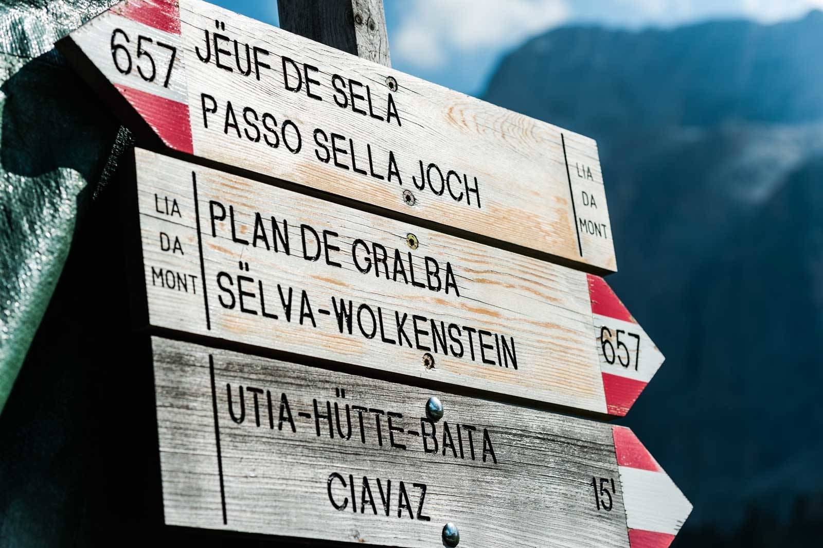 FLERSPRÅKLIG: Val Gardena ligger i den tyskspråklige delen av Syd-Tyrol, så de fleste skilt har informasjon både på tysk og italiensk. Val-Gardena-Stisykling-i-alpene-2