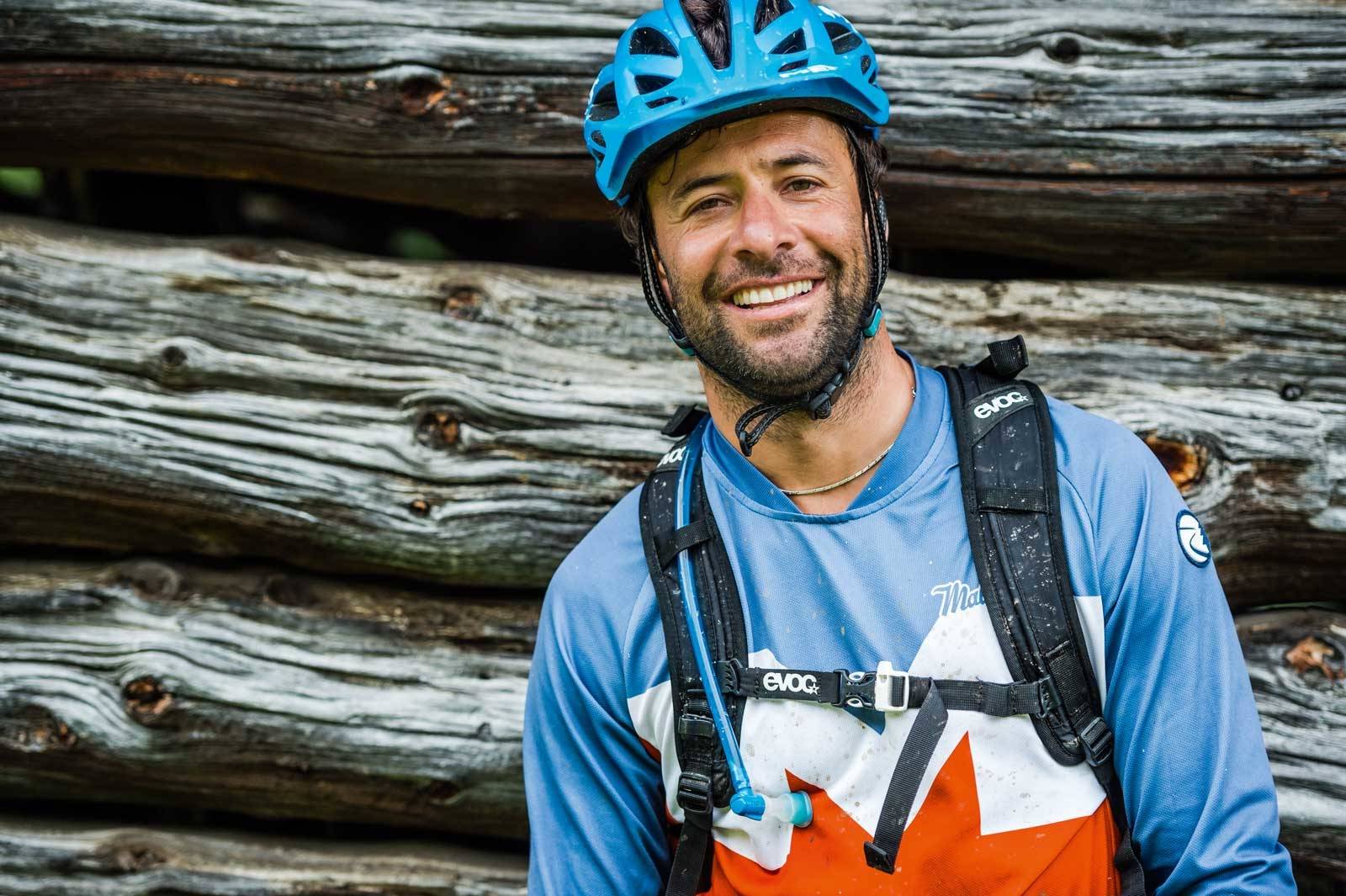 GUIDEN: Vår lokale guide Andreas Tonelli tar en pause etter en tur ved Passo Sella. Val-Gardena-Stisykling-i-alpene-3