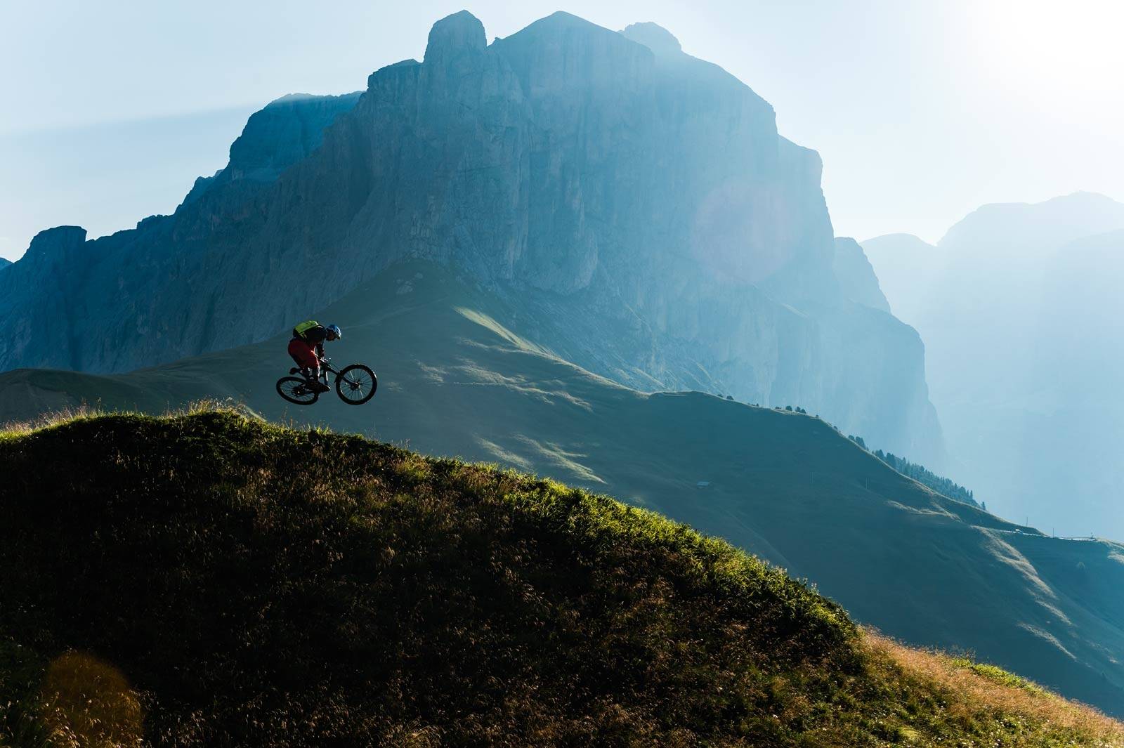 RÆSERFJELL: Passo Sella er et klassisk fjellpass som mange landeveissyklister kjenner til. Ruten i Giro d´Italia går forbi i bakgrunnen på dette bildet, men Tobias Woggons whip stjeler oppmerksomheten. Val-Gardena-Stisykling-i-alpene-5