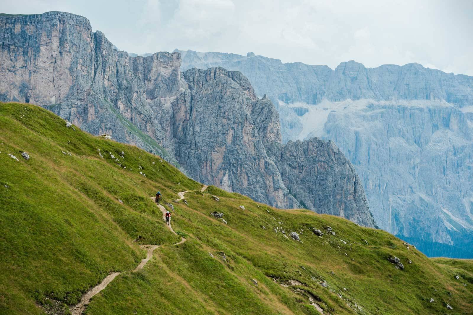 MEKKA: Val Gardena er en forholdsvis ukjent terrengsykkeldestinasjon for oss skandinaver. Med lange stier i et variert landskap og imponerende fjell er det et fantastisk sted for stisykling. Her er Tobias Woggon og Andreas Tonelli i nærheten av Seceda. Val-Gardena-Stisykling-i-alpene-6