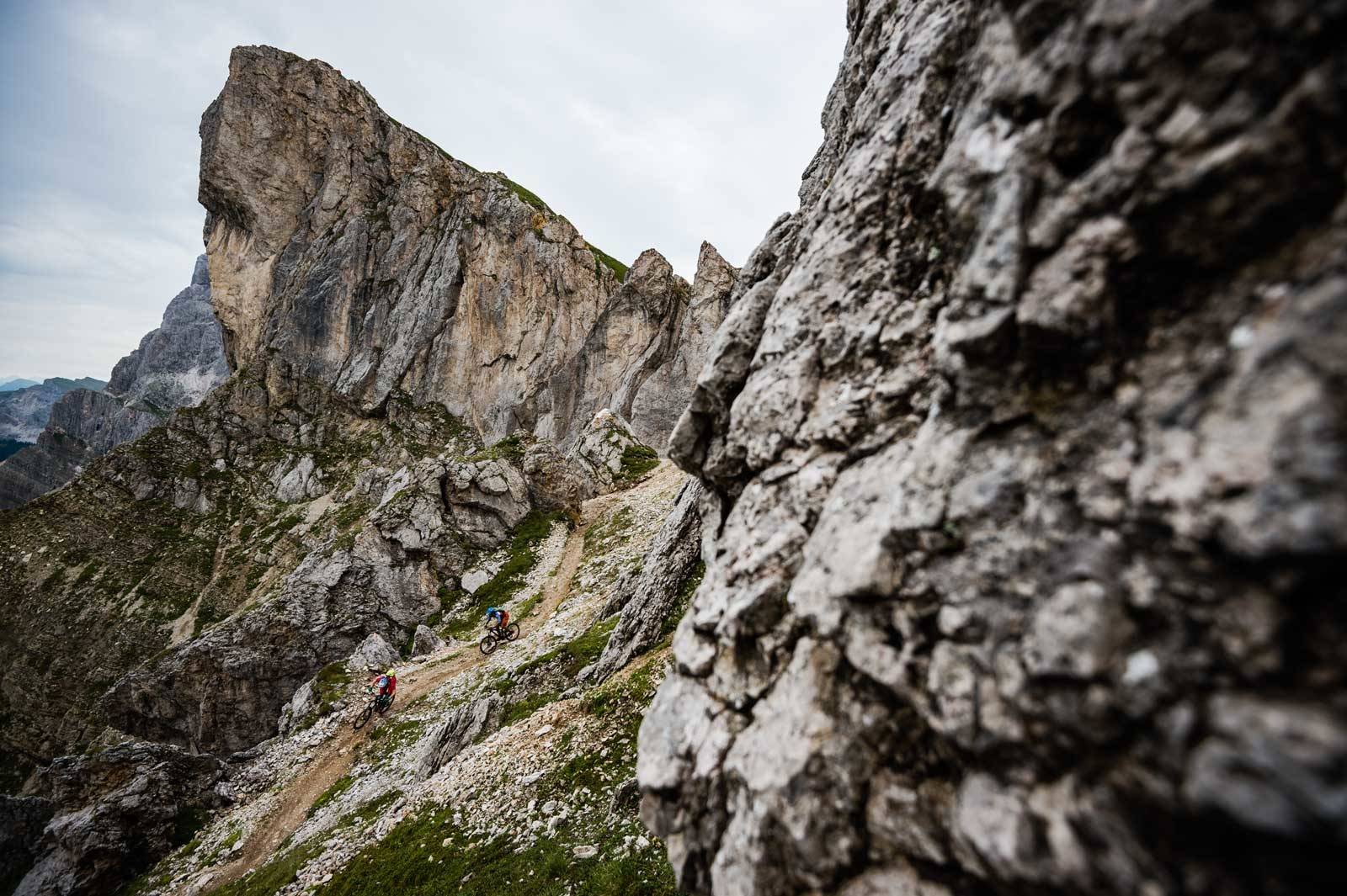 STEINUR: Stiene i Dolomittene er tidvis teknisk og steinete, men stiene i Val Gardena og omegn er enkle og lettsyklede. Her dropper Tobias Woggon og Andreas Tonelli in ved Broglesam i Geisler-massivet. Val-Gardena-Stisykling-i-alpene-8