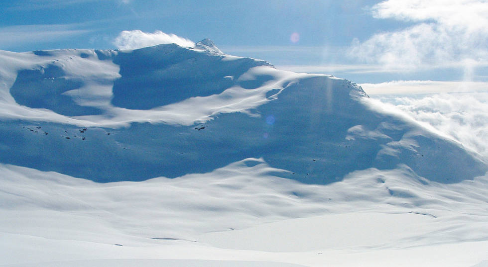 STORSLÅTT SOGNING: Vangsen byr på en av Jostedalens beste og mest sagnomsuste nedkjøringer i hele Jostedalen. Her får du storslagen natur, fantastisk utsikt mot Hurrungane mot sydøst, mange høydemeter og muligheter god puddersnø. Her kan ivrige toppturfolk få sjelsettende opplevelser langt ut i juni. Vangsen