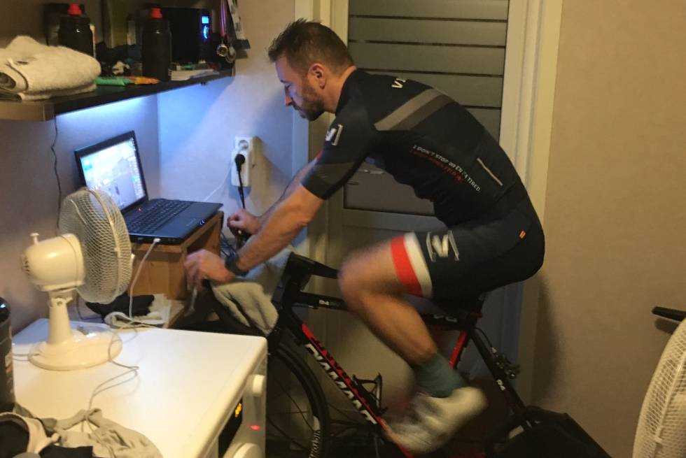 HEKTA: Vegard Thomassen, som er en av de to gründerne i Zwift Vikings, har rigget seg til på 4 kvadratmeter mellom vaskemaskin, tørketrommel og klesstativ. Vegard Thomassen i Zwift Vikings