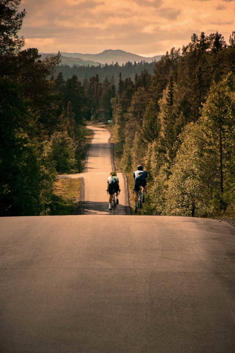 OPP OG NED: Gjermund Kvåle Jordheim og Åshild Tovsrud nærmer seg slutten av den flere kilometer lange rettstrekka etter Killingskardet. Veggli-Imingfjell-Rødberg-Sykling-1
