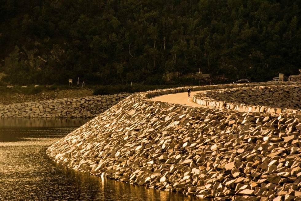 STILLE FØR STORMEN: Demningen ved Sønstevatn er slutten på Imingfjell for oss. Det er bratt og dårlig asfalt ned mot Uvdal. Veggli-Imingfjell-Rødberg-Sykling-6