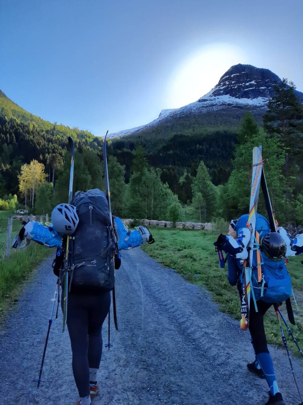 Frida og Marte på vei opp til Skåla. Skåla
