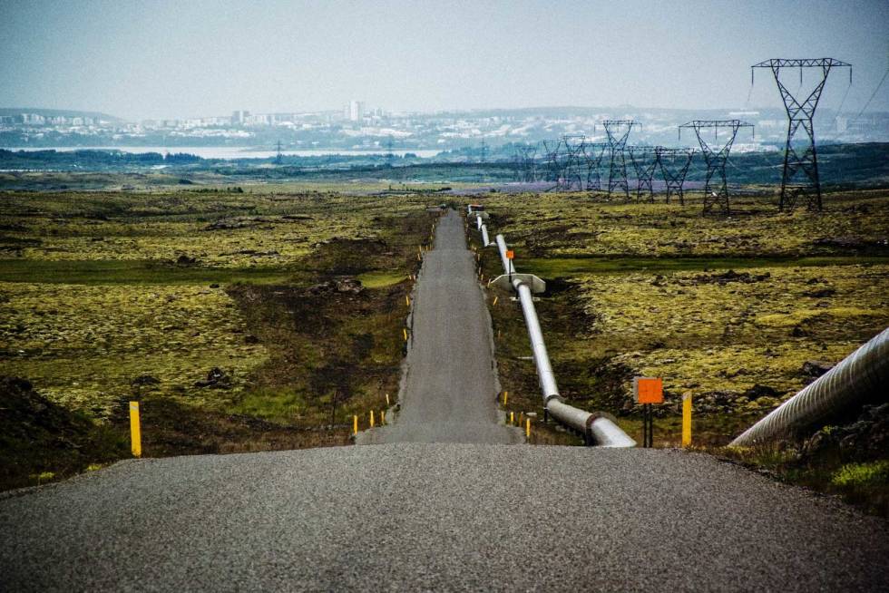 FRISTENDE? Det er vanskelig å spotte oljegrus før en går i detalj, men en ser det på den grove og kornete overflaten. veien-vi-sykler-på-4