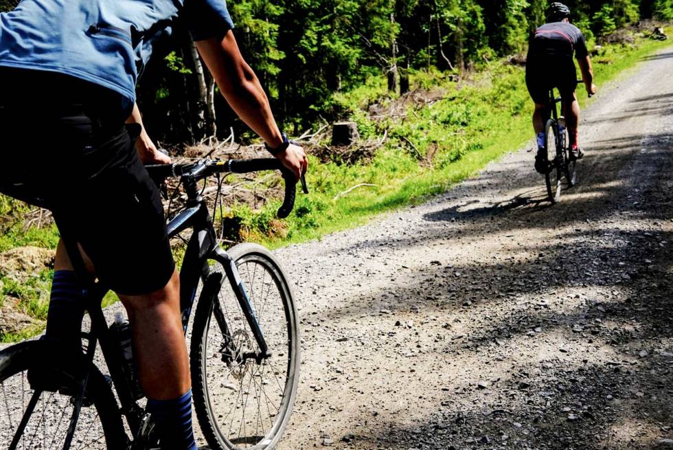 STORT OG LØST: På grov grus finner vi større shingel, og vi finner mer løs fingrus. Verken biler eller syklister har rukket å pakke underlaget hardt, og kanskje blir det aldri bedre enn dette. Foto: Arjan Boldingh. veien-vi-sykler-på-7