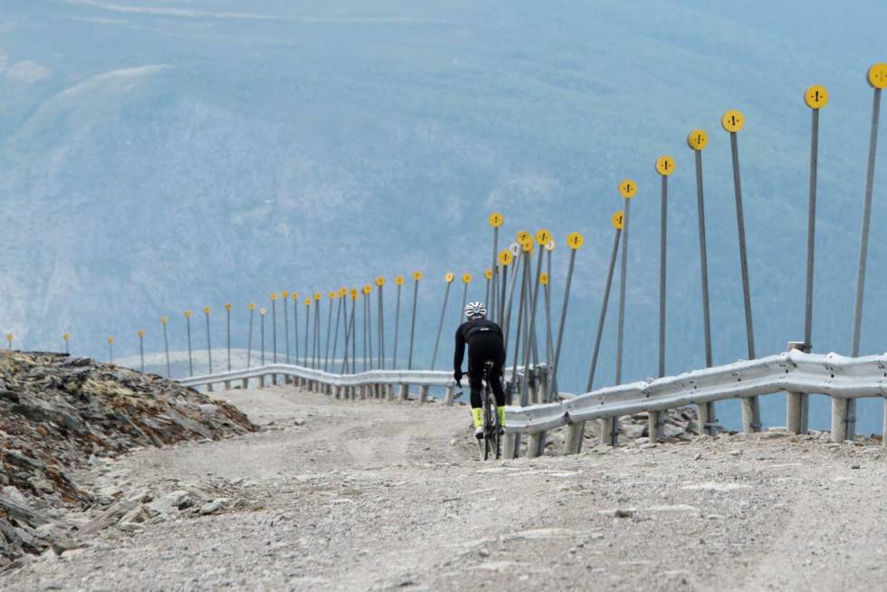 UFORUTSIGBART: Hva som er spisst grunnfjell, store steiner, grus eller løsgrus kan være vanskelig å si. Marius Nilsen tar det så rolig han kan ned dødsgrusen fra Blåhøe. veien-vi-sykler-på-9