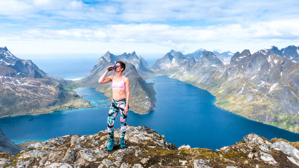 VAKRE FJORDARMER: Beathe oppe på den episke Veinestinden. Her ser vi armene til nydelige Reinefjorden strekke seg utover, blant annet mot Bunesstranda. Foto: Jon Olav Larsen veinestinden, moskenes, reine foto Jon olav Larsen