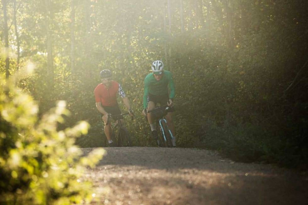 KJØRT HARDT: Dagen før du skal sette rekord bør du ta noen harde drag. Øyvind Aas benytter testsykling til å teste spurtbeina. Foto: Kristoffer Kippernes. øyvind aas er redaktør i landevei