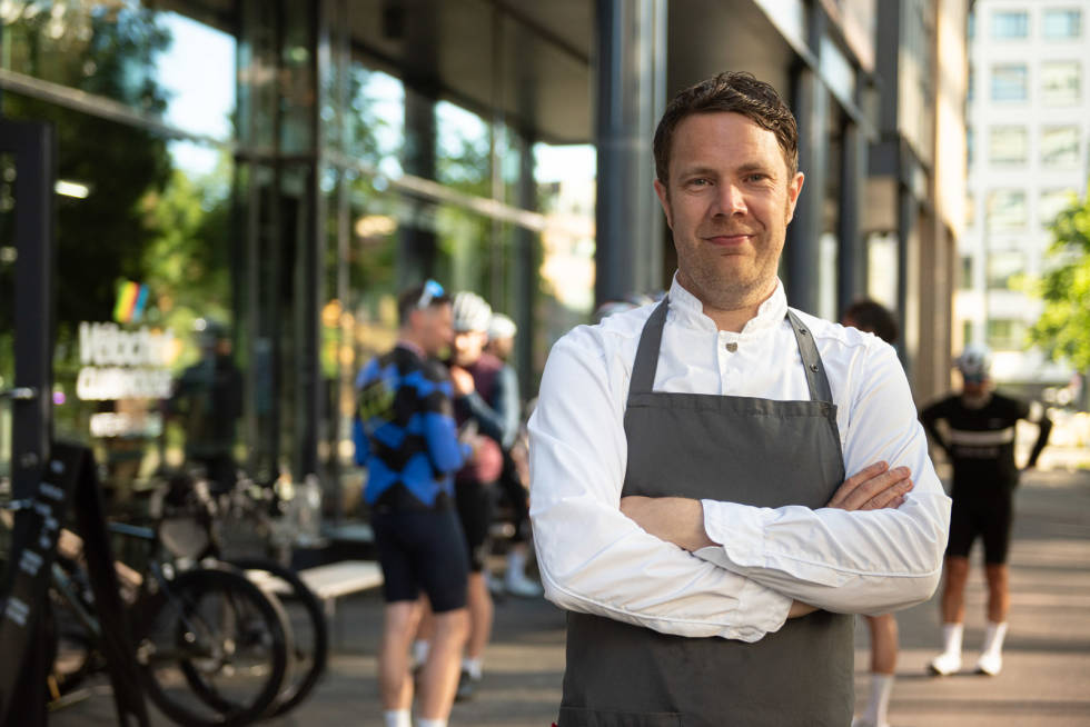 OMSIDER: Henrik Orre er klar til å servere Oslos syklister fra morgen til kveld. Foto: Henrik Alpers. velochef-clubhouse-8