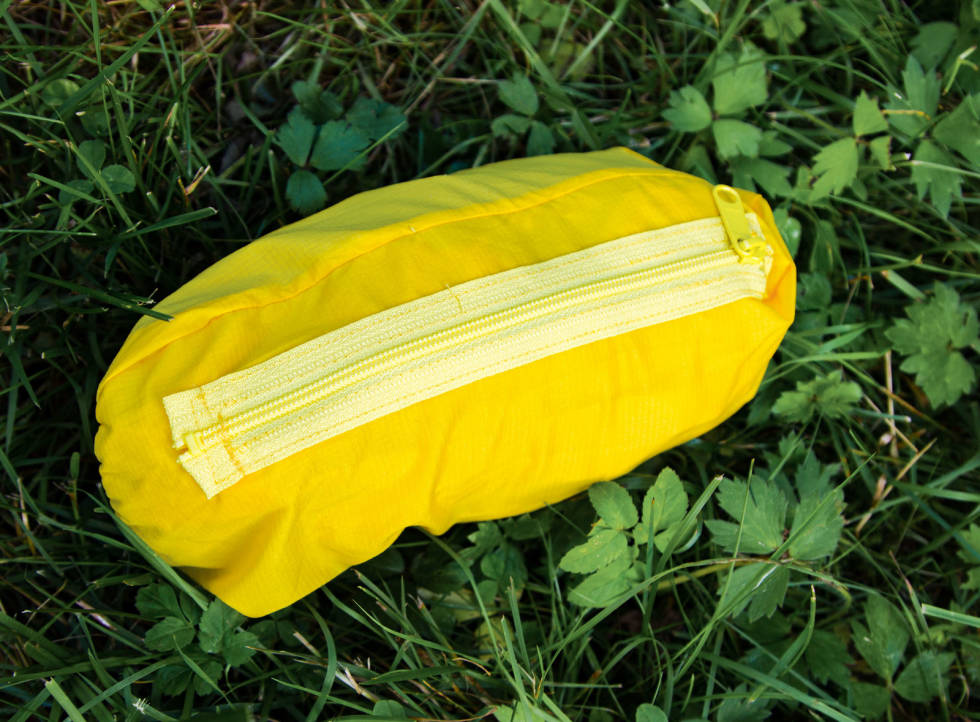 PØLSE: Pakker du jakken i sin egen lomme blir den til en pølse som glir rett ned i lomma. Velocio-wind-jacket-5