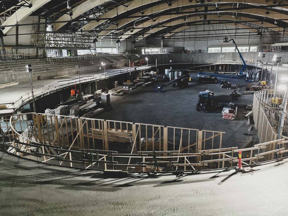 BYGGEPLASS: Selv om velodromen er ferdig på sensommeren, er det ennå en stund til vi kan sykle der. velodromen på sola under bygging