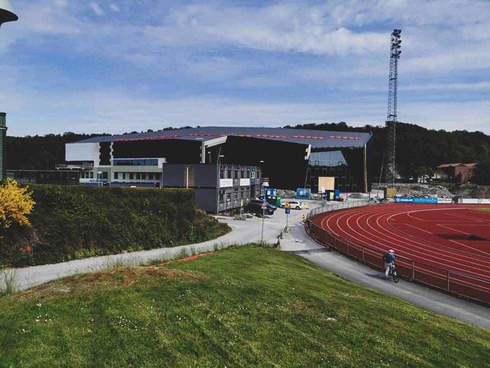 FASADEN KLAR: Bygget er nesten ferdig utendørs, og om ikke lenge kan vi sykle til hallen og kjøre om kapp. velodromen på sola under bygging