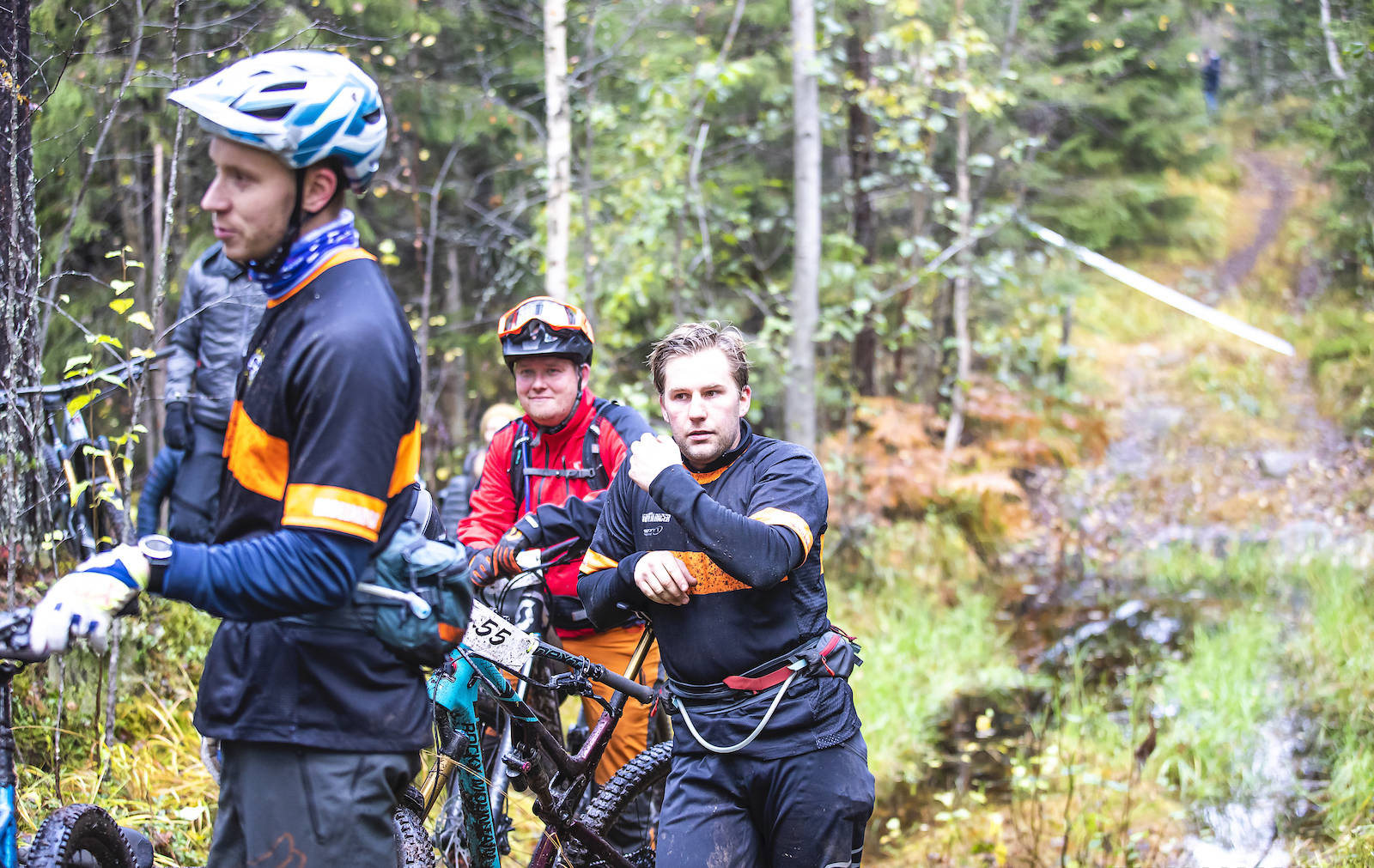Ventetid err ikke uvanlig. Det er noe av det som gjør enduro så sosialt. Foto: Pål Westgaard