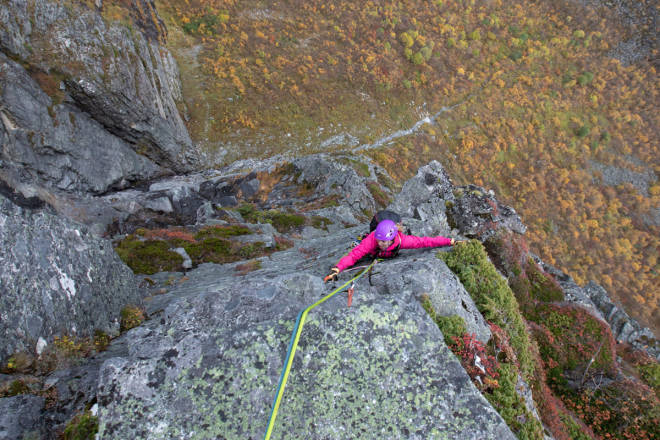 LUFTIG: Øverst på siste taulengde er det over 200 meter ned til bakken og temmelig luftig. Foto: Tore Meirik innerdalen klatring