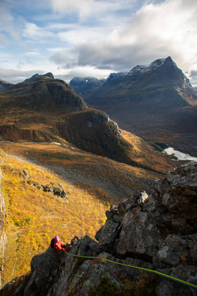 VAKKERT: På eggen i tredje taulengde, med Innerdalstårnet og Kringlehøa bak. Foto: Tore Meirik innerdalen klatring