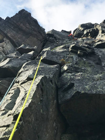TOPPEN: Artikkelforfatteren et stykke opp i fjerde og siste taulengde. Foto: Siv-Elin Skogen innerdalen klatring