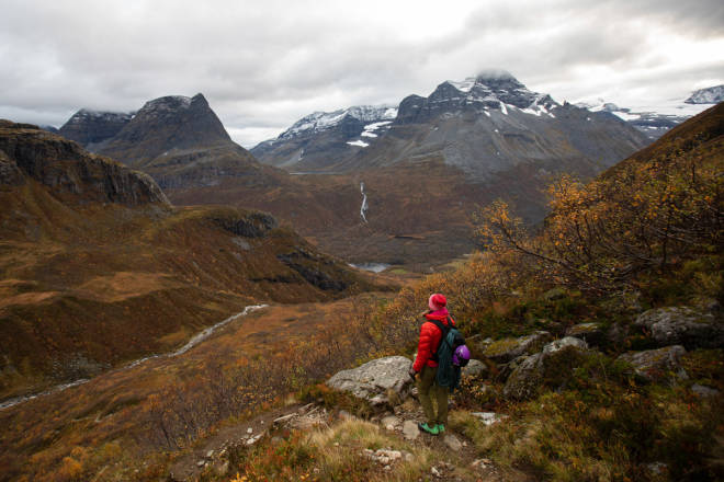 RETUR: På vei ned i Innerdalen etter klatringa med vakker utsikt mot Innerdalstårnet (til venstre), Store Trolla og Skarfjell (i tåka) og Vinnumassivet til høyre. Foto: Tore Meirik innerdalen klatring