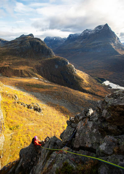 PENT OG HISTORISK: Siv-Elin Skogen nyter utsikten mot Innerdaltårnet og Store Trolla fra den enkle med bratte ruta Vestre Gjelkant (4-) på Merrakammen. Foto: Tore Meirik Innerdalen klatring fjellklatring
