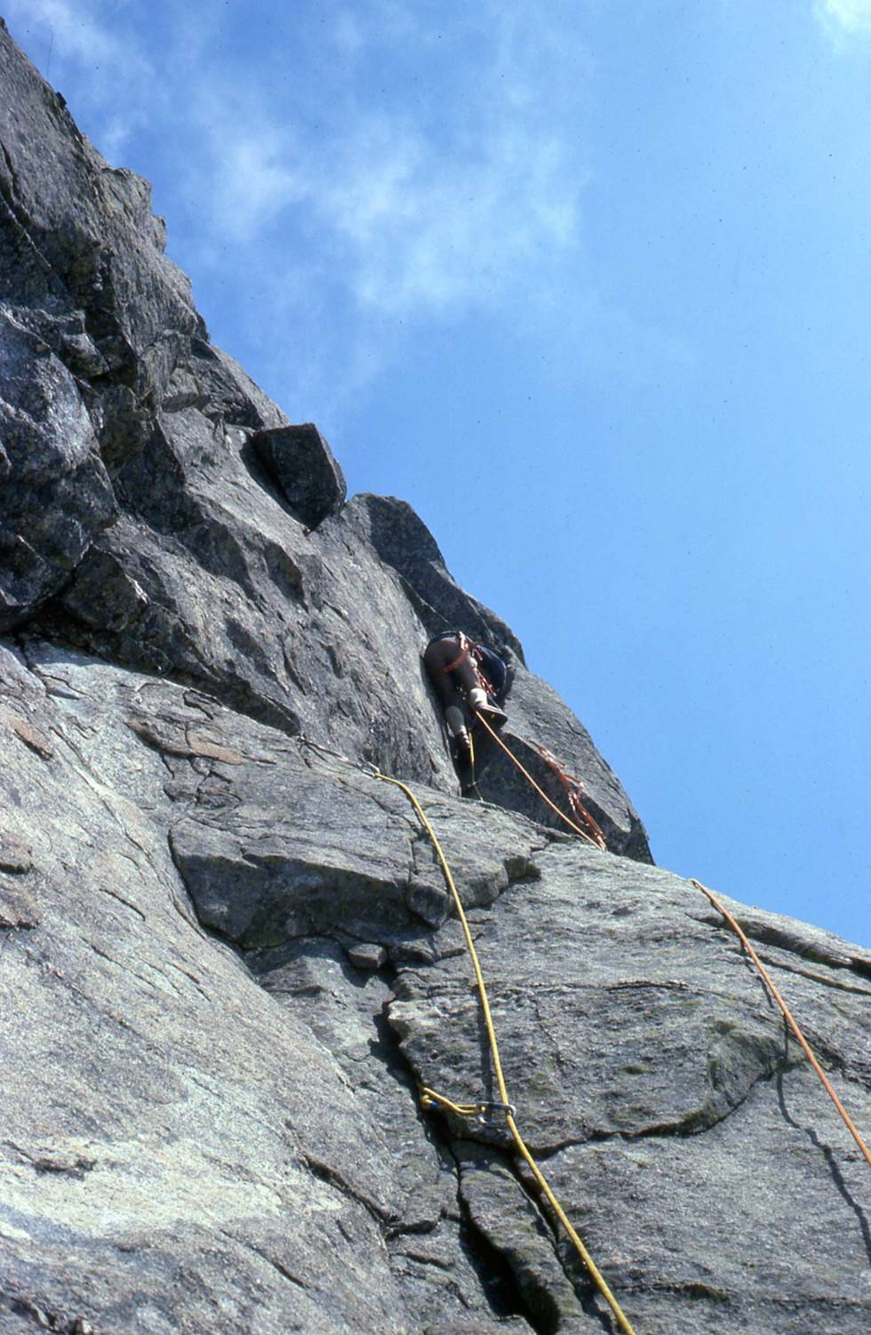 Førstebestigningen: Ulf Geir Hansen på cruxet av Vestveggen (7-). Foto: Hans Petter Fernander Vestveggen-3