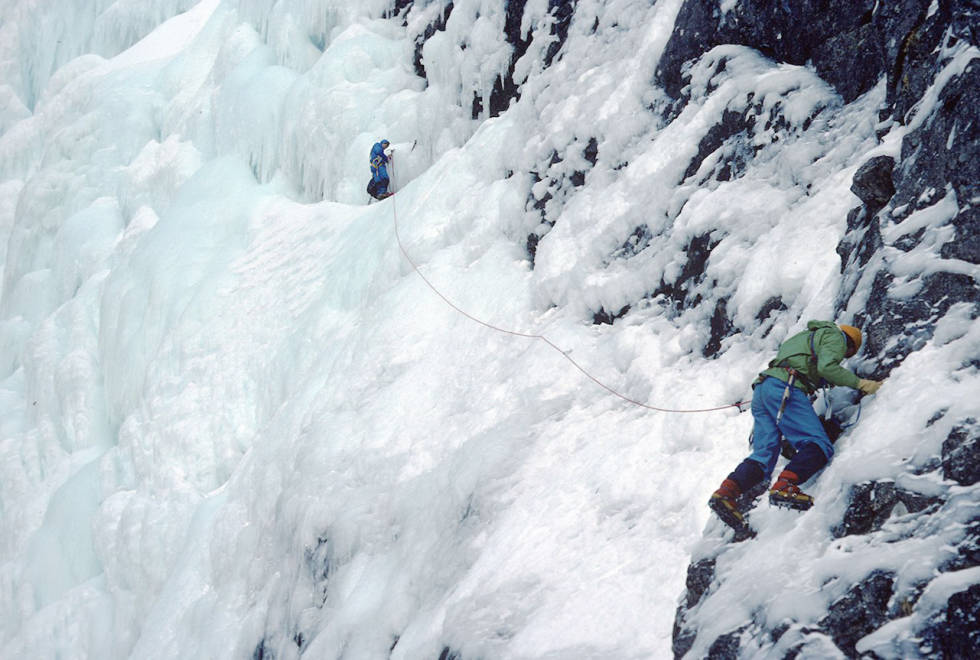 Henry Barber følger på 4.taulengde på Vettisfossen. Bildet er tatt fra "the escape road" til Tomas og Håkon. Foto: Tomas Carlström Vetti-7
