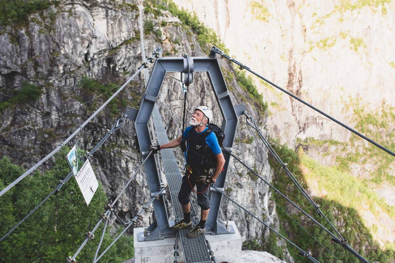 SER PROBLEMET:– Det er mange som ser på fjellet som noe fantastisk, vakkert og flott. Romantiserer dem. Men jammen er det mange problemer med bratte skredutsatte fjellsider for de som skal leve her også, sier Krister. Foto: Line Hårklau via ferrata loen