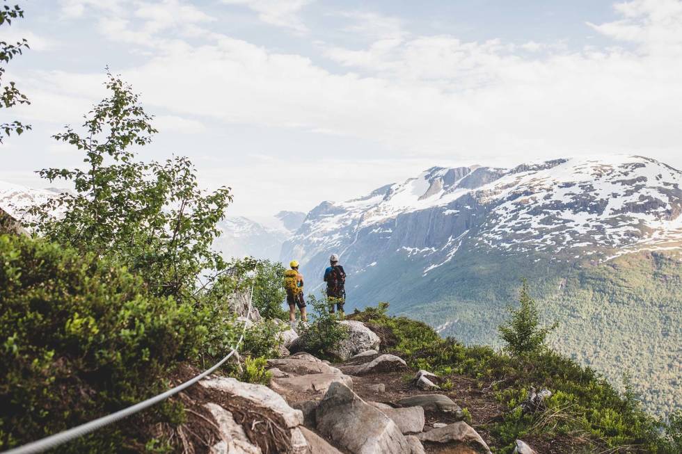 VIA VAIERE: Det er nok av fjellhyller og partier til å klippe seg ut underveis. Foto: Line Hårklau via ferrata-tips