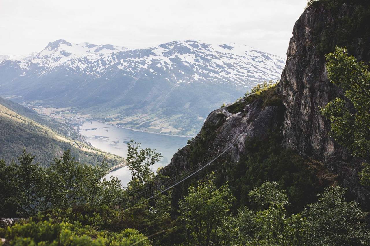 SKRÅNINGA: Et lite stykke Norge, fra en litt annen vinkel. Foto: Line Hårklau via ferrata loen