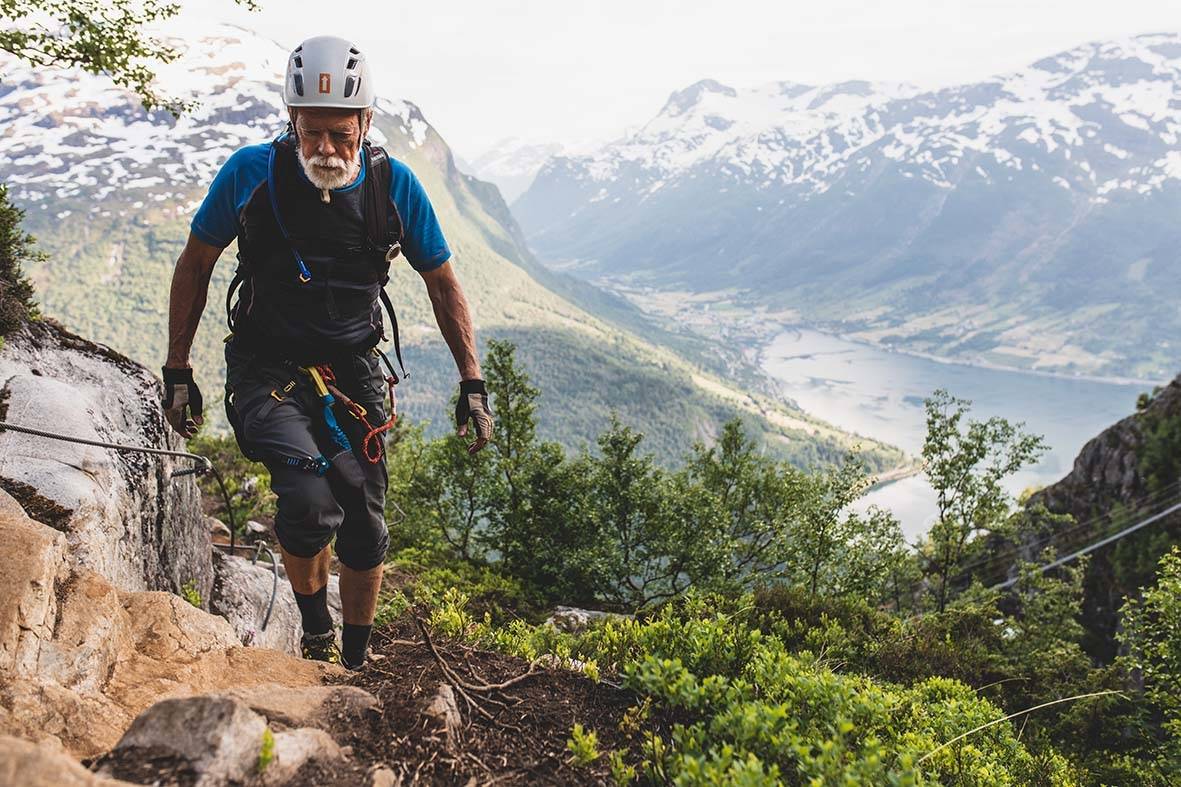 LOKALE GLEDER: Krister Kristensen i Stryn samler ikke på Via Ferrata-ruter, slik noen samler på fjelltopper. Først og fremst synes han det er god trening. Foto: Line Hårklau via ferrata loen