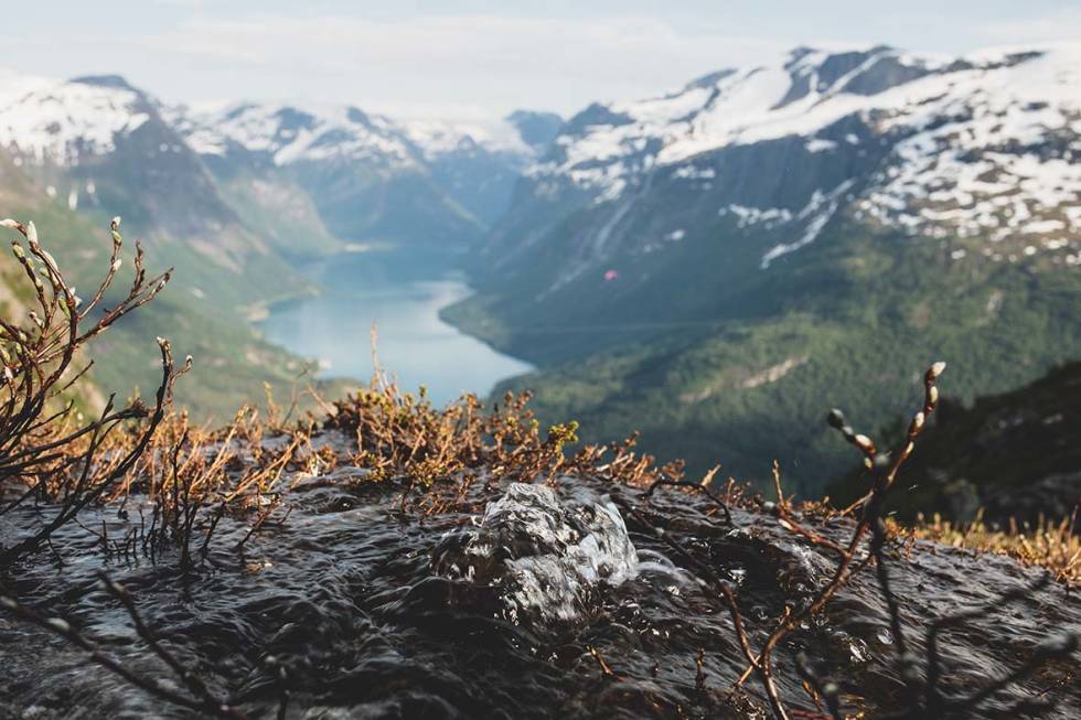 BOBLEVANN: Rett fra kilden. Kaldt, friskt og til vår store glede – innen rekkevidde. Foto: Line Hårklau. via ferrata loen