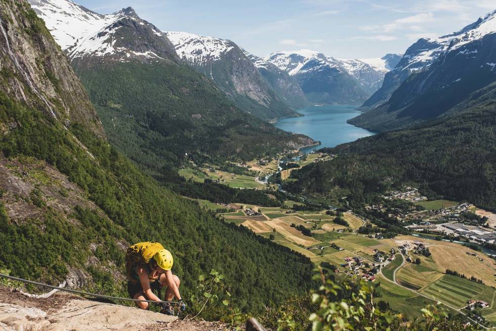 TAR FOR LETT PÅ DET: Det er mange som ikke er forberedt på at det er en luftig tur. Foto: Line Hårklau via ferrata loen