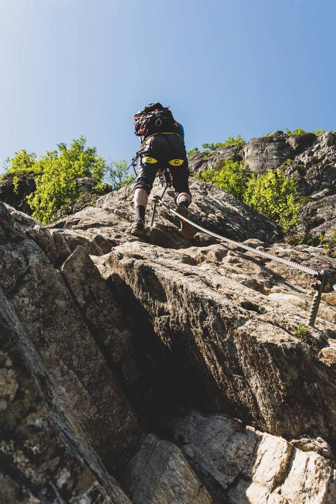 BRATT PARTI: Via Ferrata er som regel ikke klatreteknisk vanskelig, selv om det kan være tungt. Foto: Line Hårklau Via ferrata loen