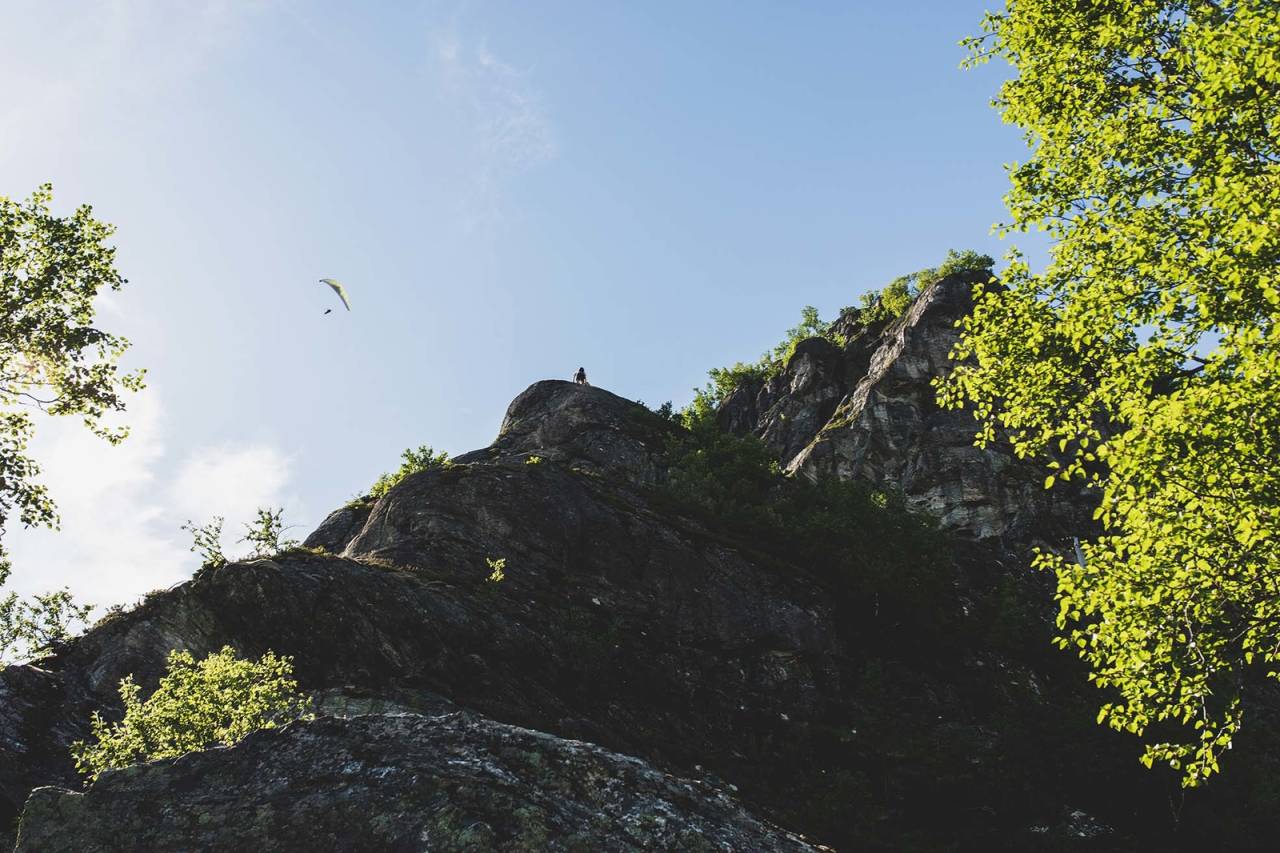 LOEN-AKTIVITETER: Du vet du er i nærheten av fjellet Hoven, når paragliderne svever i nærheten. Foto: Line Hårklau via ferrata loen