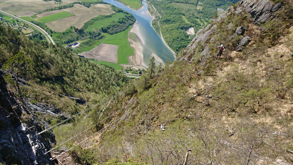 Vaierbroen øverst i ruta er et nervepirrende høydepunkt. Foto: Adam Tumidajewicz vaierbro via ferrata romsdalsstigen åndalsnes guide