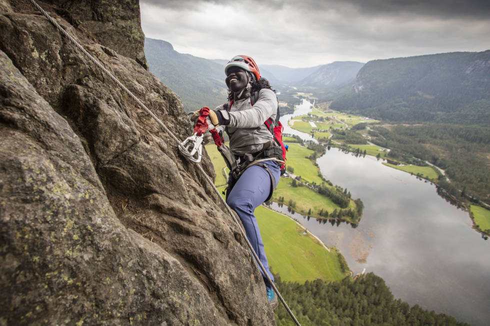 GÅR PÅ: Bryteren Grace Bullen på vei oppover. Foto: Matti Bernitz Pedersen grace bullen via ferrata