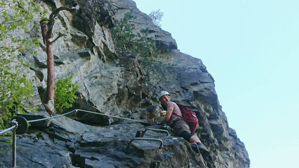 Bratt nok i første parti på veien opp. Johanne Laache kobler seg på neste parti. Foto: Adam Tumidajewicz via ferrata åndalsnes nesaksla rampestreken guide vestveggen romsdalsstigen
