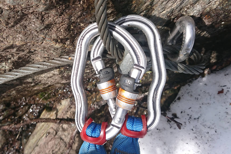 Teknikk-tips 1: Karabinene bør låses hver sin vei, slik at et kraftig rykk i en retning ikke åpner og løser ut karabinen. riktig teknikk guide via ferrata norge