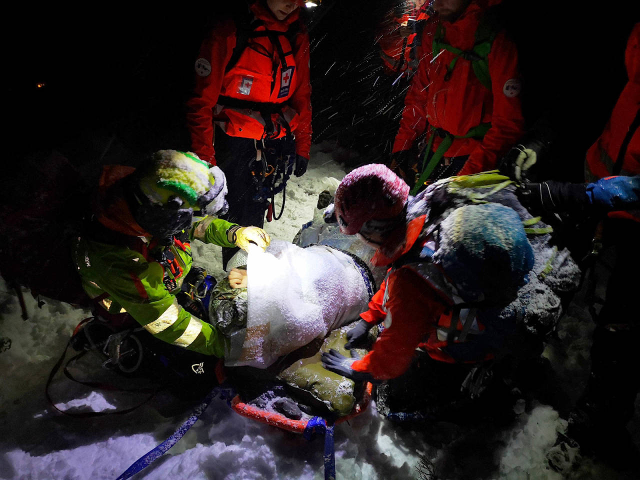 REDNINGSAKSJON: Den skadde personen er pakka inn i isolerande bobleplast, og blir dratt oppover fjellsida i båre. Foto: Arne Reme/Stryn Røde Kors Hjelpekorps via ferrata loen redningsaksjon