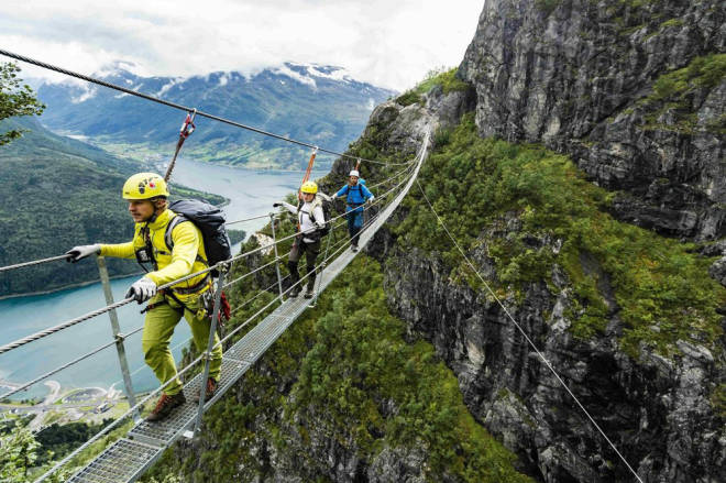 POPULÆR TURISTATTRAKSJON: Ulykken skal ha skjedd nær denne brua, som er en del av den svært populære via ferrataen i Loen. Foto: loenskylift.com via ferrata loen ulykke
