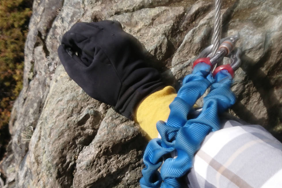 Før med deg karabinene i slyngen aktivt hele veien for en bedre og tryggere opplevelse. teknikk via ferrata sikkerhet karabin guide norge ulykke