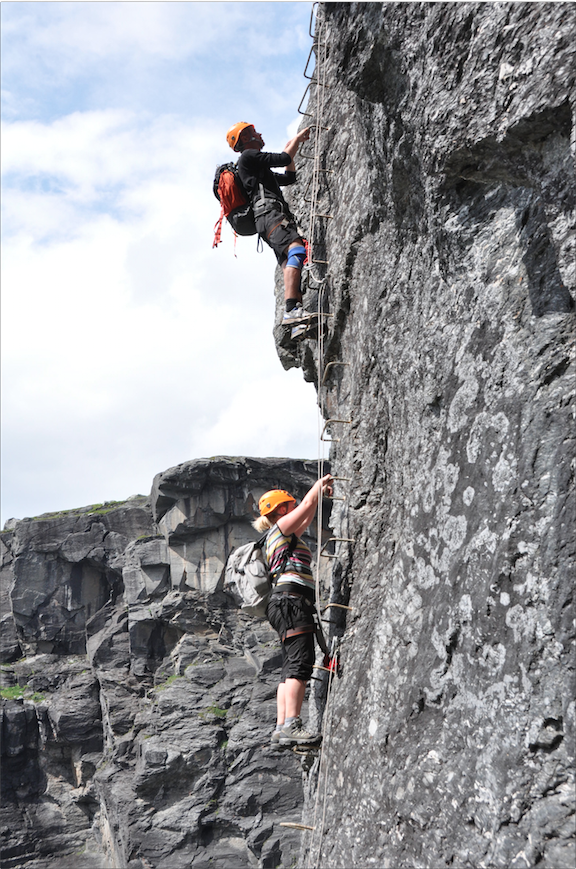 STIGE: Det er sjeldent du spiser så mange høydemeter på fjellturen. Her går det rett opp 200 meter i en via ferrata. Via fErrata trolltun ga opplev odda