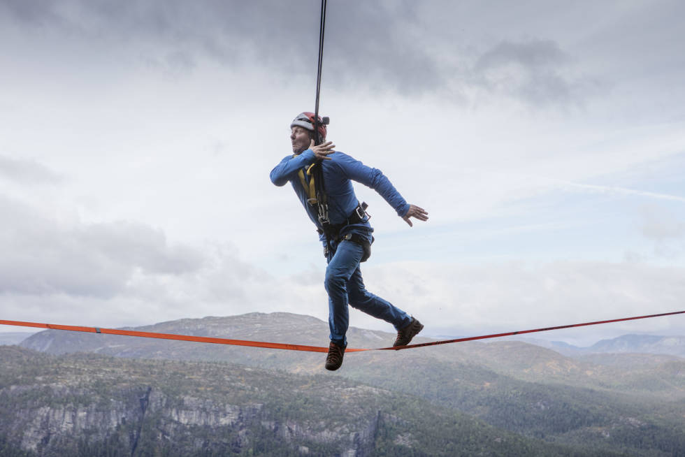 VIA FERRATA STRAUMSFJELLET: Charter-Svein under 71 grader nord Kjendis i 2016. Foto: Matti Bernitz Pedersen via ferrata Straumsfjellet charter svein