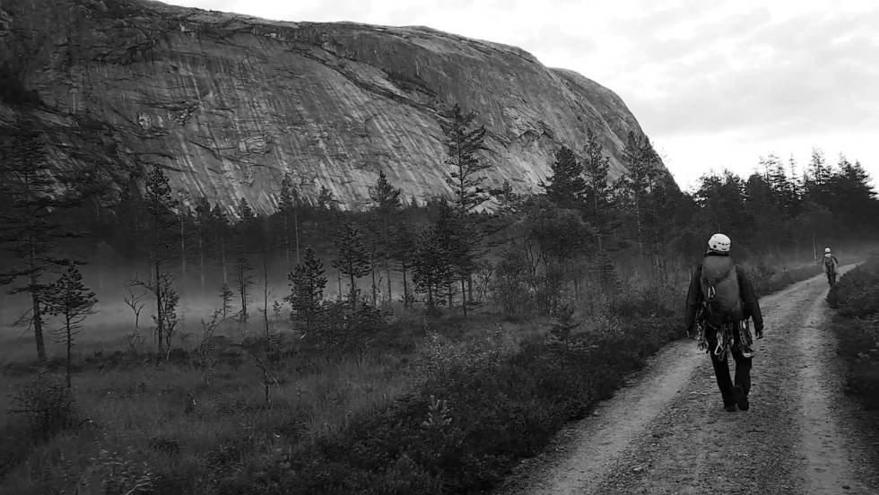 ET VAKKERT SKUE: Skurt fjell i Nissedal og lange blikk mot en lang tur. Via-lara-klatring-3