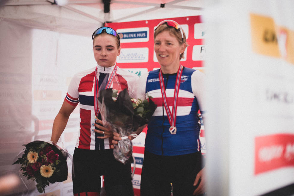 ALDERSFORSKJELL: Mie Bjørndal Ottestad er 23, Vibeke Lystad 45. I spurten skilte det en centimeter. Foto: Henrik Alpers. vibeke lystad mie bjørndal ottestad